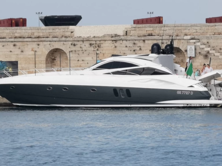 Luxury Yacht to hire Monopoli at the best price