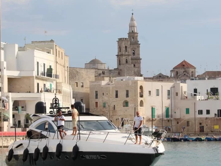 Yacht charter Monopoli - Sunseeker Predator 68 on SamBoat