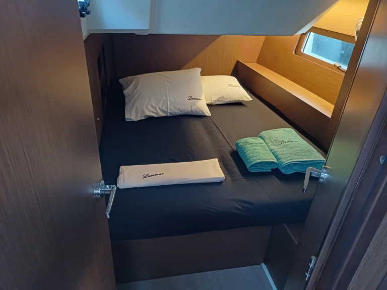 Hire a Bénéteau Oceanis 46.1 Lefkáda