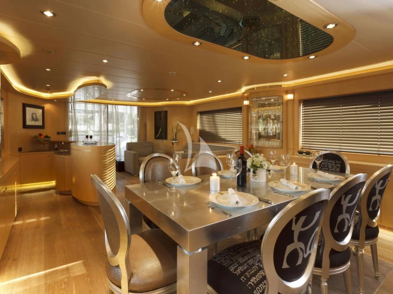 Hire Luxury Yacht Horizon with a boat licence