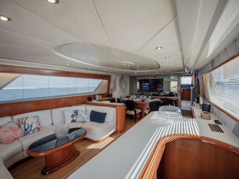 Hire Luxury Yacht Versilcraft with a boat licence