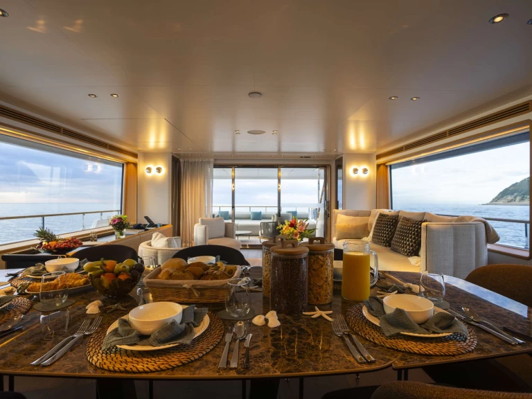 Hire Luxury Yacht Custom Line with a boat licence