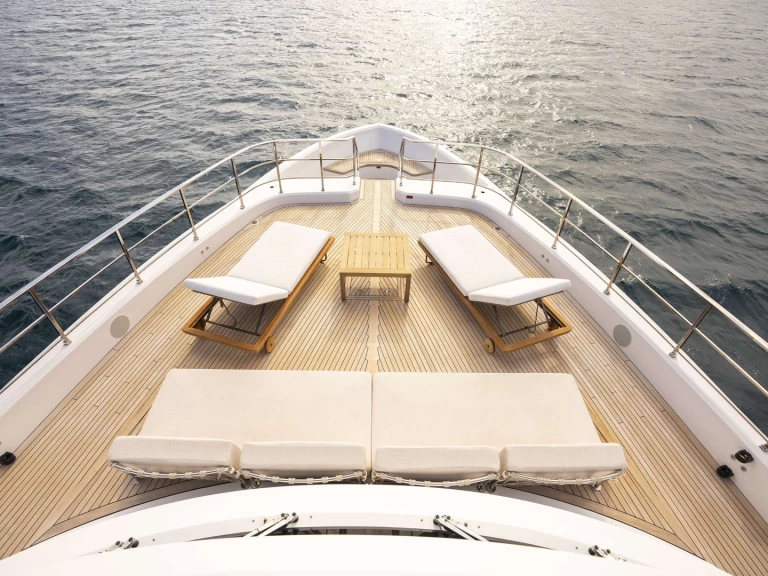 Hire Luxury Yacht Custom Line with a boat licence