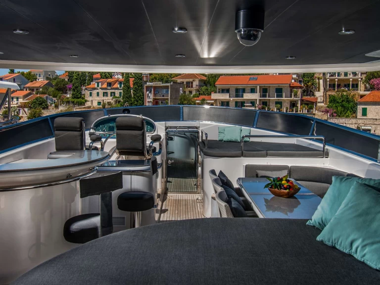 Hire Luxury Yacht Horizon with a boat licence