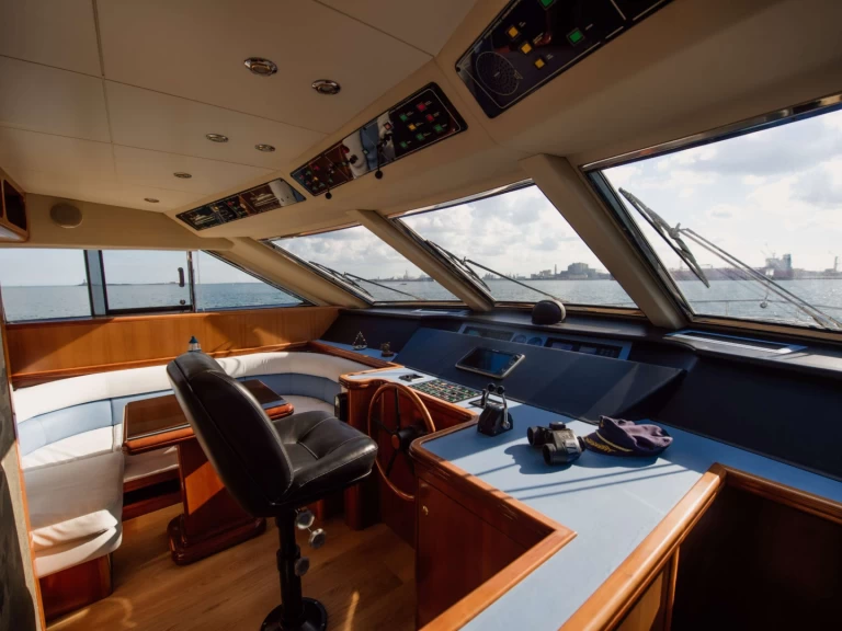 Hire Luxury Yacht Versilcraft with a boat licence