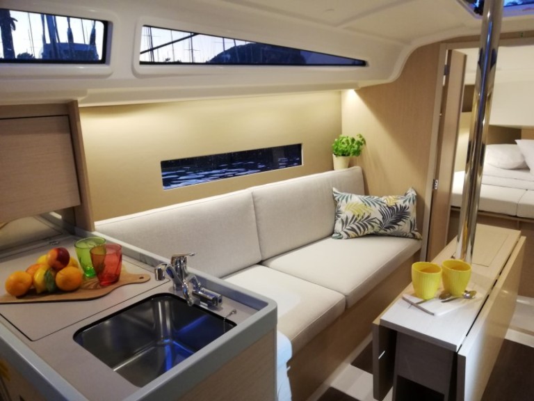 Hire a Bénéteau Oceanis 30.1 Pomer