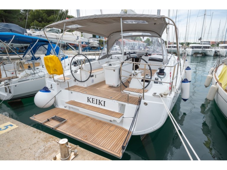 Charter a Bénéteau Oceanis 40.1 in Pomer on Samboat