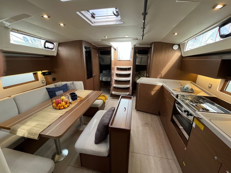 Hire Sailboat with or without skipper Bénéteau Pomer