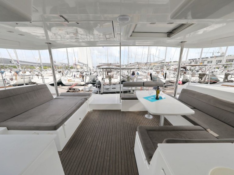 Charter a Lagoon Lagoon 450 F in Murter-Kornati on Samboat