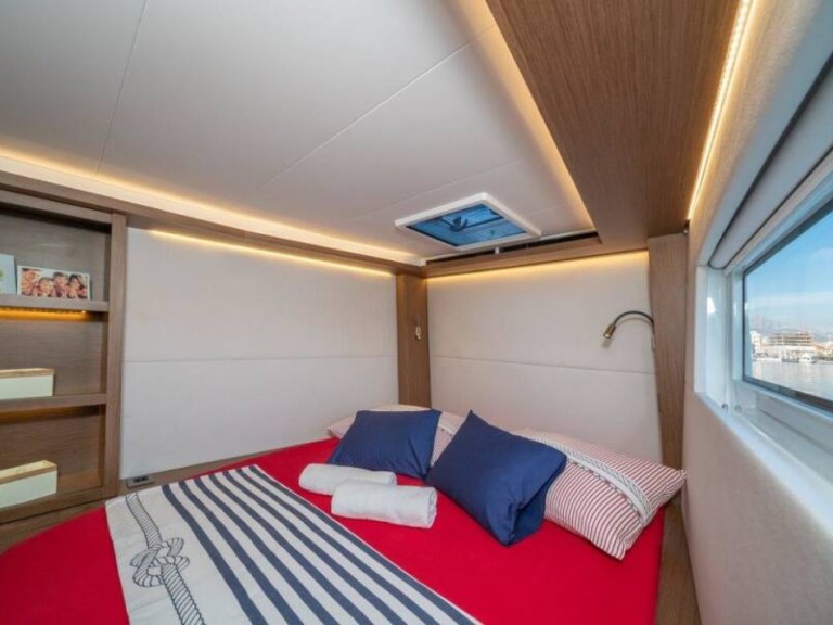 Hire Catamaran Lagoon with a boat licence