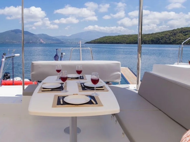 Charter a Lagoon Lagoon 450 F in Lefkáda on Samboat