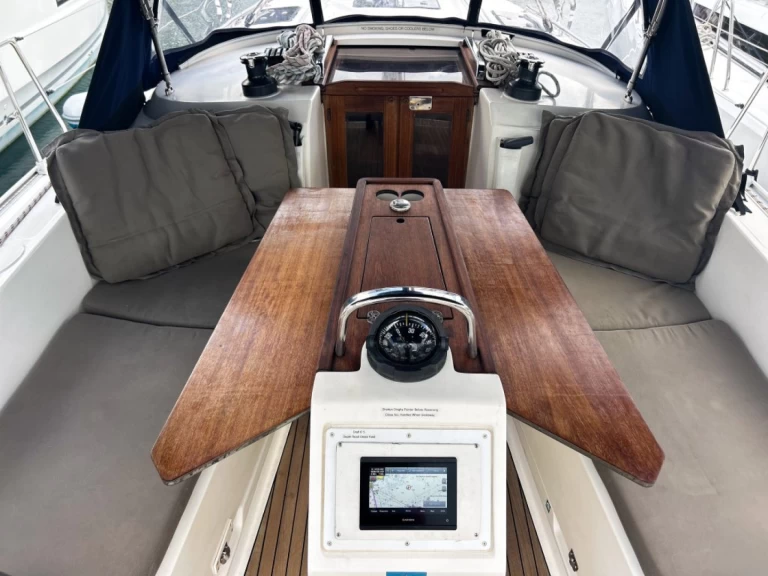 Charter a Bavaria Bavaria 37 in Road Town on Samboat