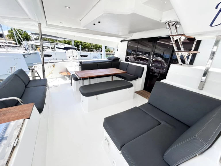 Hire Catamaran Fountaine Pajot with a boat licence