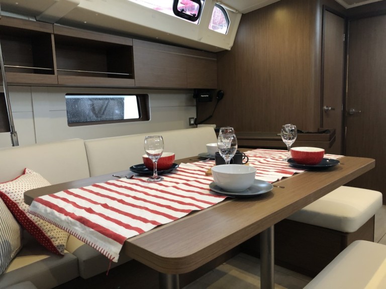 Hire a Bénéteau Oceanis 46.1 Pomer