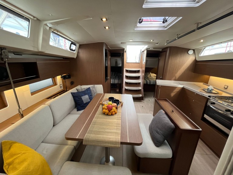 Hire a Bénéteau Oceanis 46.1 Pomer