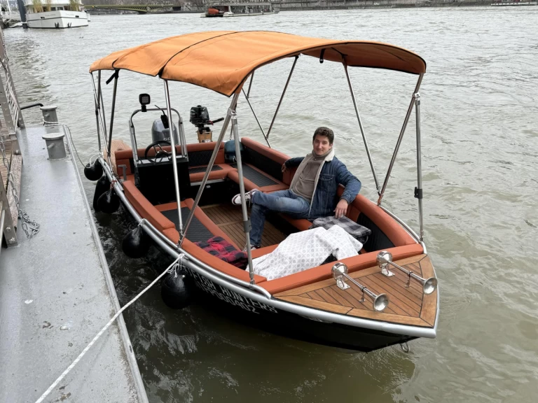 Hire a Skylla 500 Paris