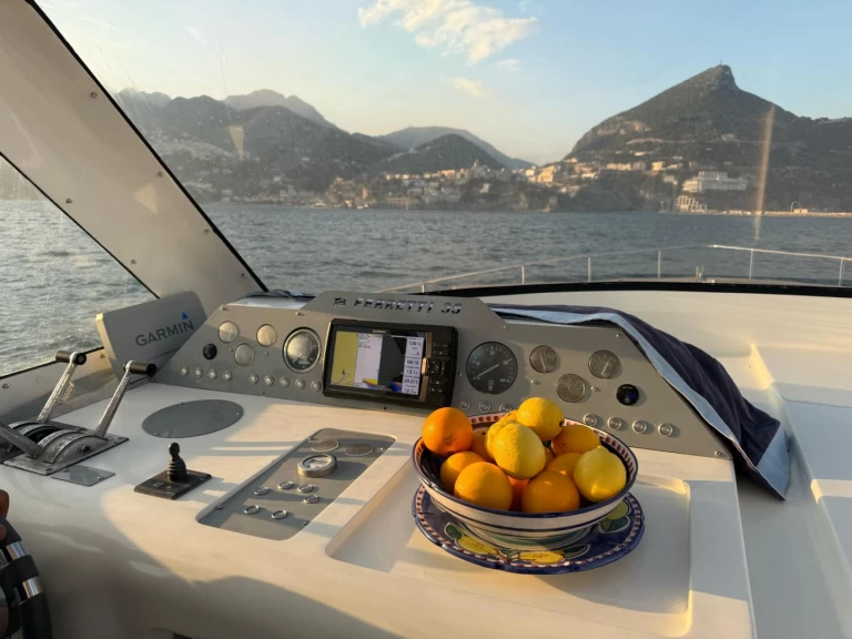 Hire Motorboat Ferretti with a boat licence