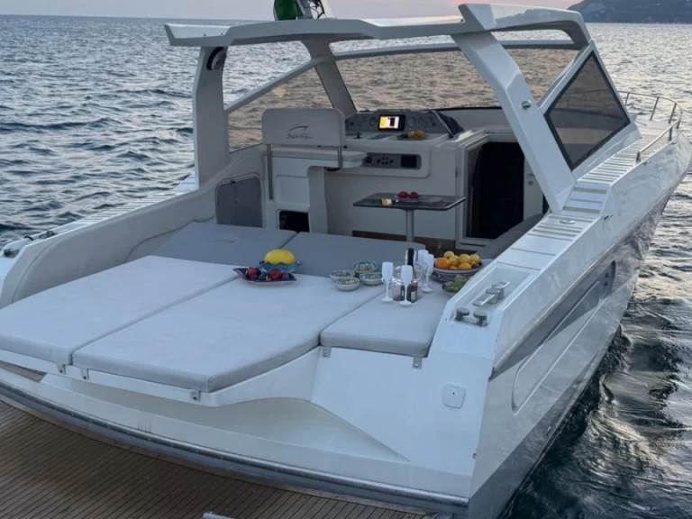 Hire Motorboat Ferretti with a boat licence