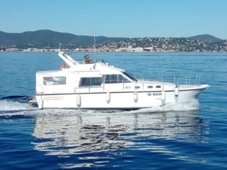 Yacht hire Saint-Tropez cheap 12M