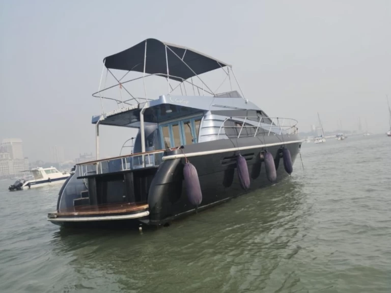 Hire Luxury Yacht Custom Made with a boat licence