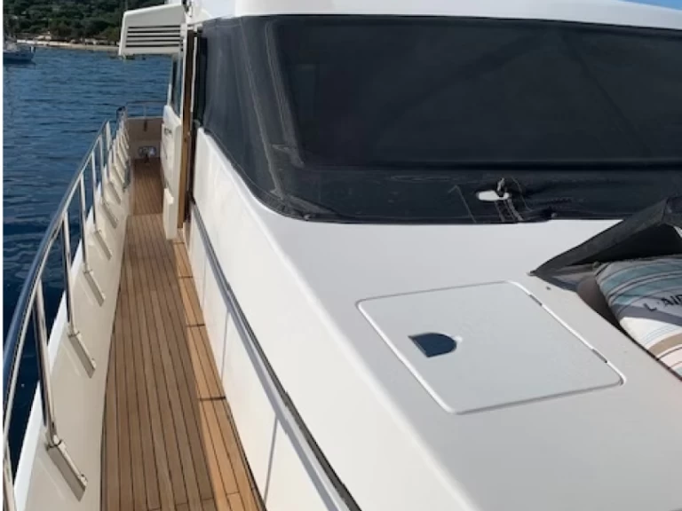 Hire Luxury Yacht Canados with a boat licence
