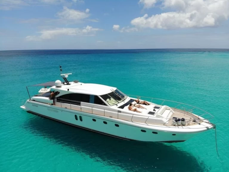 Hire Luxury Yacht Guy Couach with a boat licence