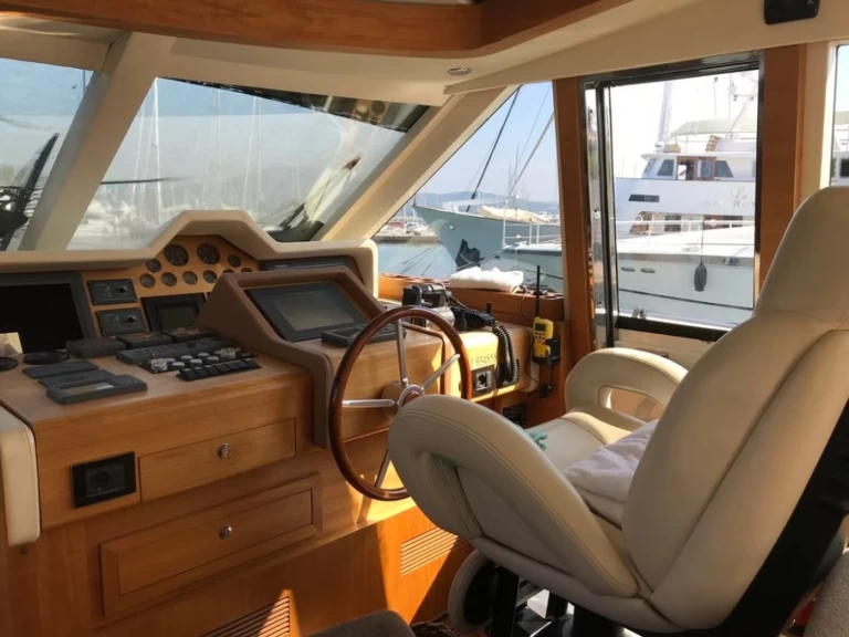 Hire a Guy Couach Guy Couach 2100 Open Saint-Tropez