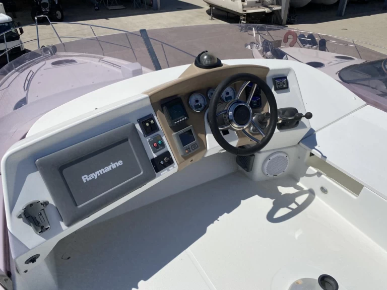 Motorboat hire in Port Fréjus - Bénéteau Monte Carlo 47 Fly