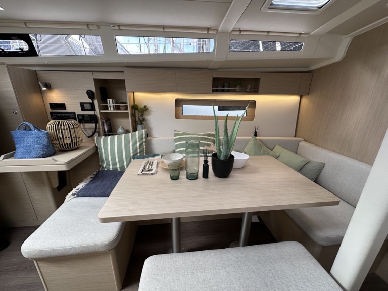 Sailboat hire in Cugnana Verde - Bénéteau Oceanis 37.1