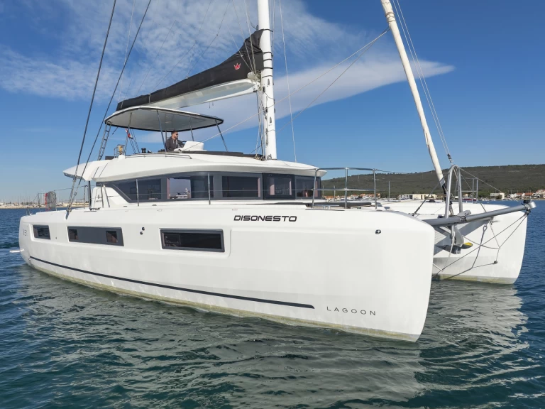 Hire Catamaran Lagoon with a boat licence