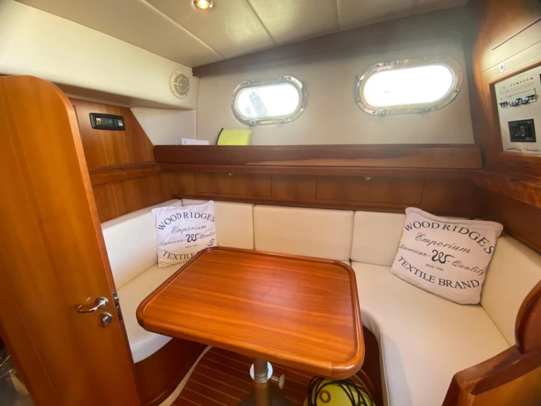 Hire Motorboat Fratelli Aprea with a boat licence