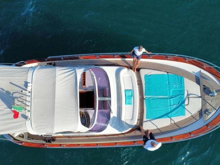 Charter a Fratelli Aprea Sorrento 32 Semi Cabinato in Salerno on Samboat