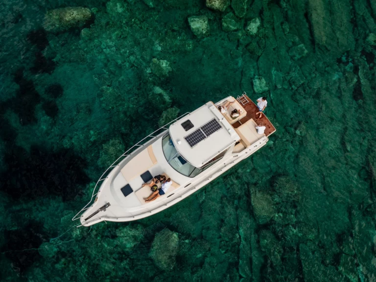 Charter a Stamas Stamas 360 Express in Hvar on Samboat