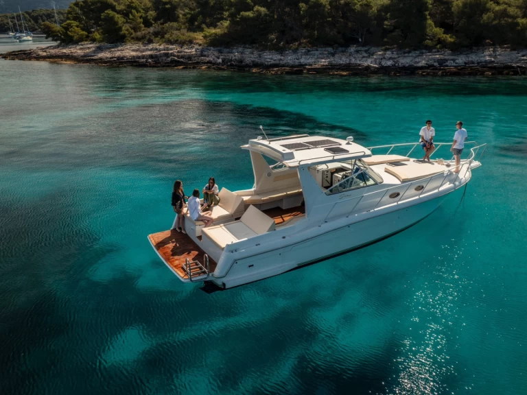 Charter a Stamas Stamas 360 Express in Hvar on Samboat