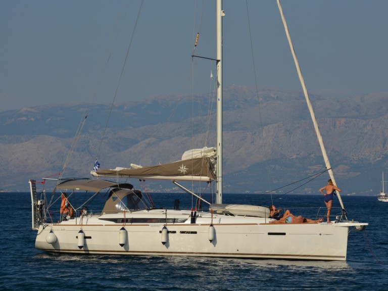 Hire Sailboat Jeanneau with a boat licence