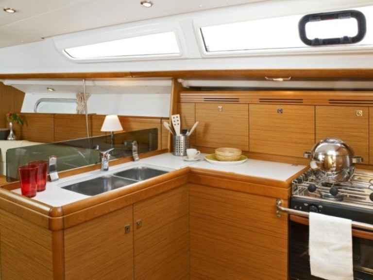 Hire Sailboat Jeanneau with a boat licence