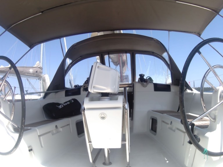 Hire Sailboat Jeanneau with a boat licence