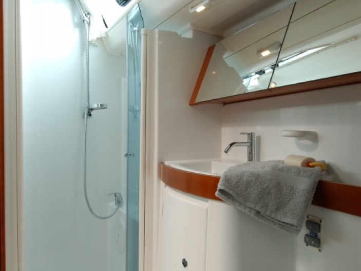 Sailboat hire in Corfu - Bénéteau Oceanis 43