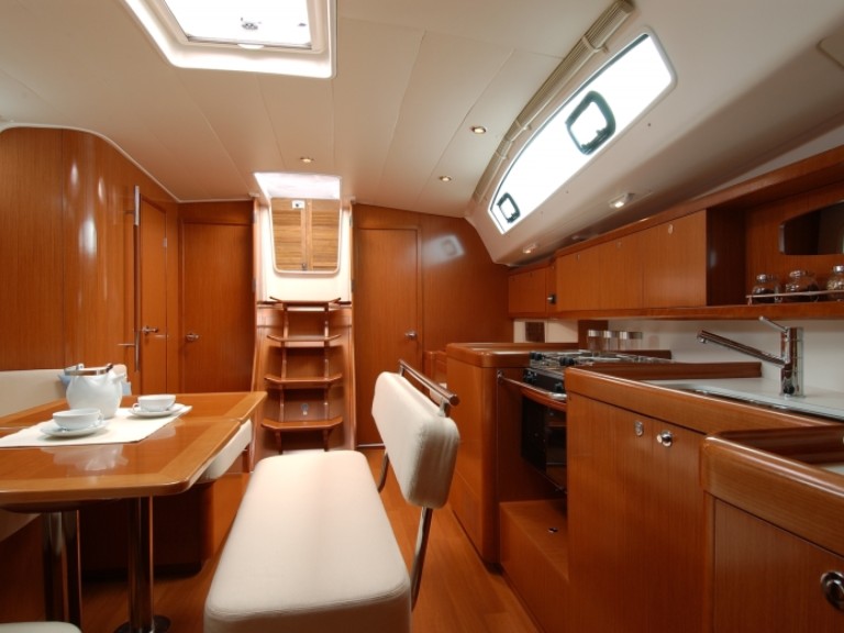 Charter a Bénéteau Oceanis 43 in Corfu on Samboat