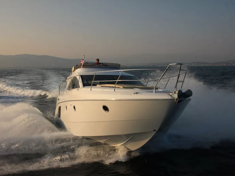 Motorboat to hire Port Fréjus at the best price