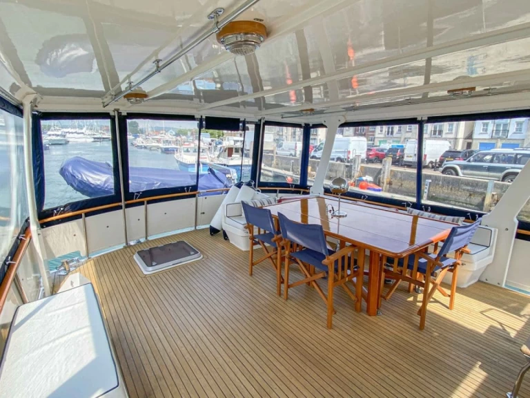 Hire Motorboat Trader with a boat licence