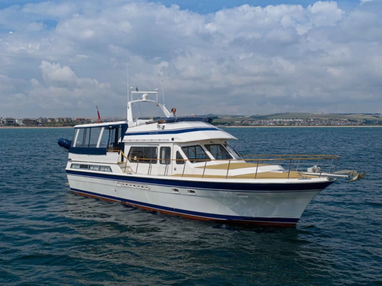 Charter a Trader 54 Sundeck in City of Belfast on Samboat