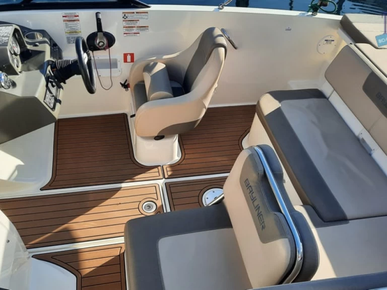 Hire Motorboat Bayliner with a boat licence