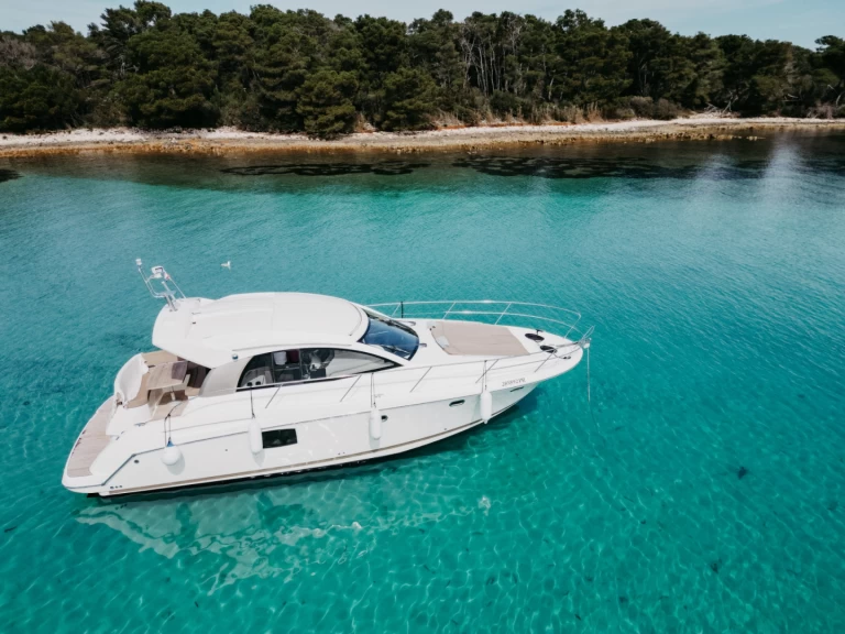 Hire Motorboat Jeanneau with a boat licence
