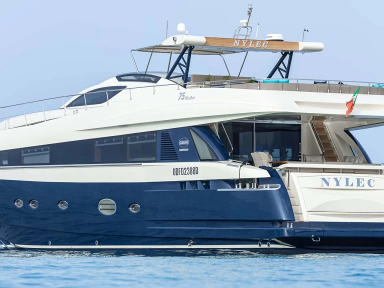 Hire Luxury Yacht Conam with a boat licence