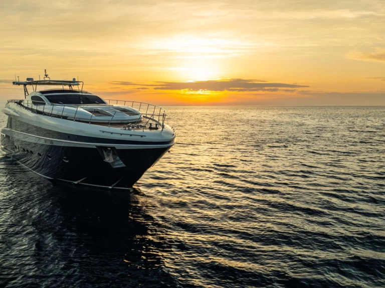 Hire Luxury Yacht Conam with a boat licence