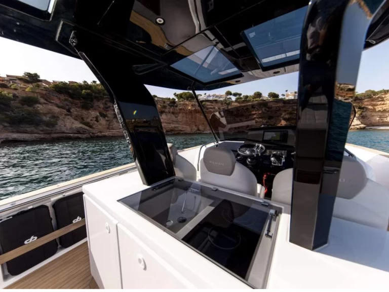 Luxury Yacht to hire Saint-Tropez at the best price