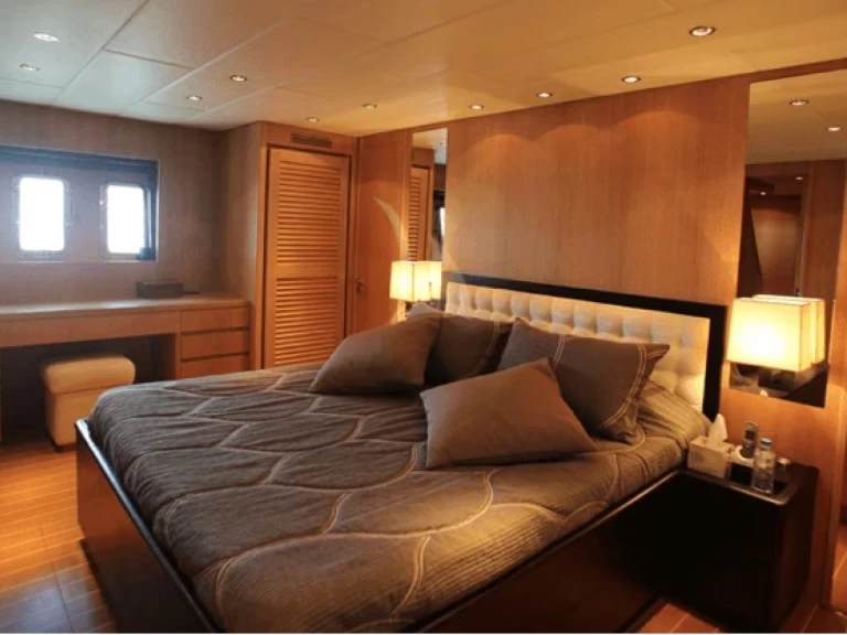 Hire Luxury Yacht Leopard with a boat licence