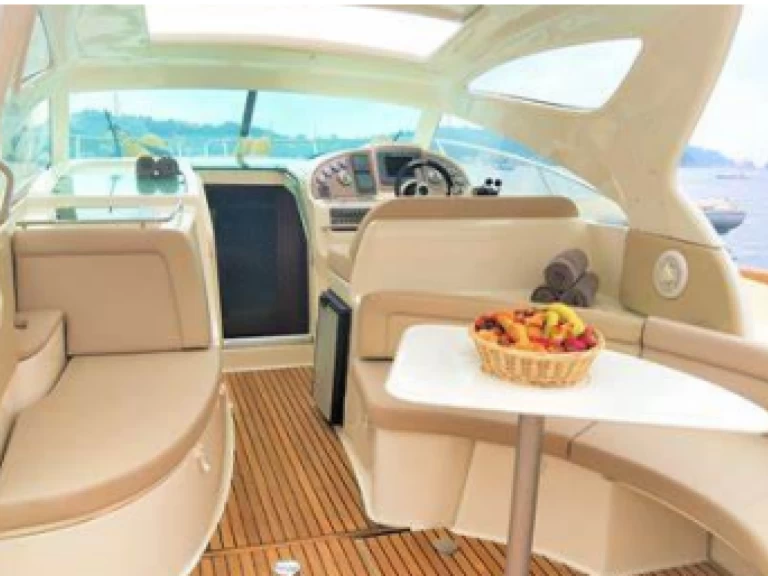 Luxury Yacht to hire Saint-Tropez at the best price