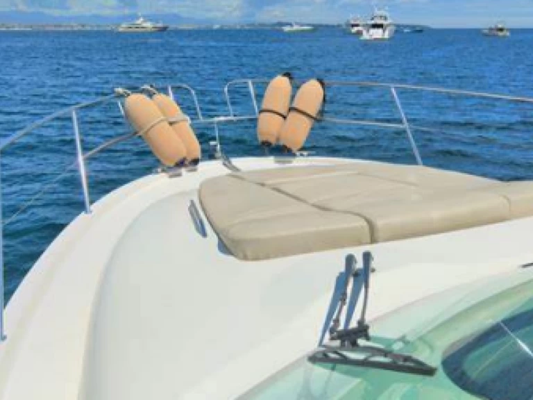 Yacht charter Saint-Tropez - Prestige Prestige 34 S on SamBoat